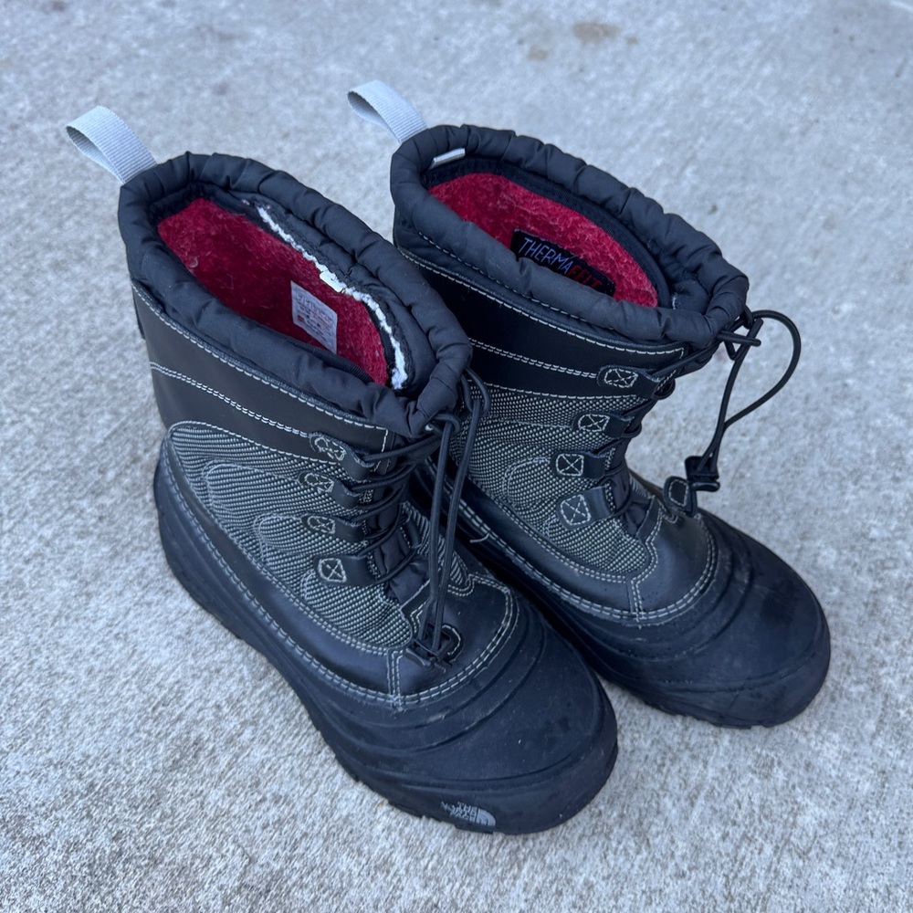 North Face black snow boot Size 6, Women’s 7.5